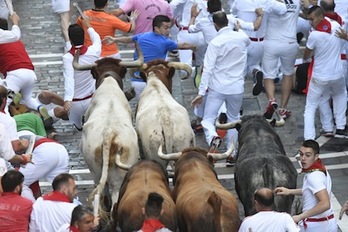 Parte de los Cebada Gago avanzan por Estafeta a la carrera. (Gorka RUBIO/FOKU)