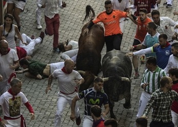 Un nuevo tropezón de los Cebada Gago en su accidentado encierro. (Jagoba MANTEROLA/FOKU)