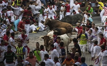 La joven ha resultado herida en la curva de Telefónica. (Jagoba MANTEROLA/FOKU)