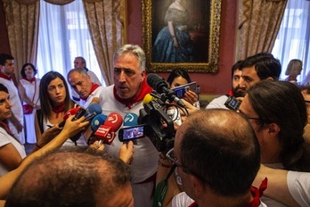 Asiron atiende a los medios tras el acto de homenaje a Baiona en las fiestas. (Lander F.ARROYABE/FOKU)