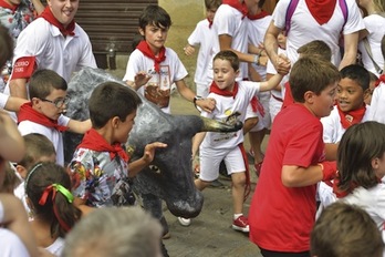 Los más pequeños han disfrutado poniéndose delante de las astas de cartón piedra. (Idoia ZABALETA/FOKU)