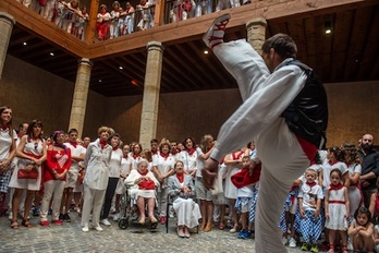 Los de Bronce ha homenajeado a las primeras concejalas de Ayuntamiento de Iruñea. (Lander F.ARROYABE/FOKU)