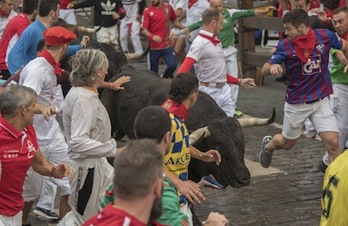 Tres toros de Victoriano del Río corren por el tramo de Telefónica. (Andoni CANELLADA/FOKU)