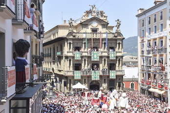 Erraldoi eta buruhandien agur ekitaldia, Udaletxe plazan. (Idoia ZABALETA/FOKU)