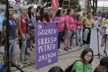 Comparecencia de konpartseras en El Arenal. (Aritz LOIOLA / AFP)