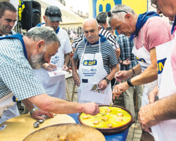 Aurten ere itsasoko produktuen usainez beteko da Areatzako festa eremua. Irudian, iazko epai-mahaia kazuelak dastatzen eta aurtengo egitaraua. (Marisol RAMIREZ / FOKU)