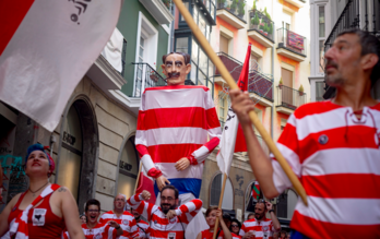 Comparseros de Txomin Barullo en la kalejira. (Aritz LOIOLA / FOKU)