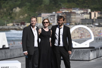 Filmeko protagonistak eta zuzendaria, gaur Kursaaleko photocallean.    Gorka RUBIO | FOKU