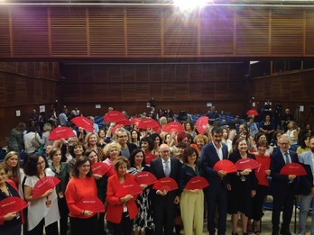 Familia argazkia sinadura ekitaldiaren ostean.