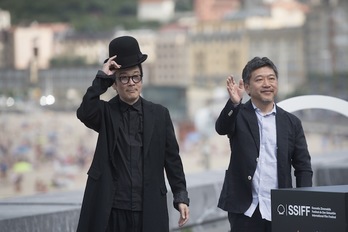 El actor Lily Franky saluda a los fotógrafos junto al director Kore-Eda. Gorka RUBIO | FOKU