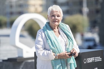 Dench se quitó las gafas para posar, a pesar de que el sol le moleste debido a su degeneración macular. Juan Carlos RUIZ | FOKU 