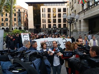 Los padres de Iñigo Cabacas atienden a la prensa al inicio del juicio. (@goikodeustu)