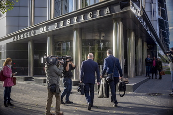 Alfredo de Miguel, a su llegada al Palacio de Justicia de Araba. (Jaizki FONTANEDA / FOKU)