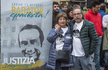 Fina Liceranzu y Manu Cabacas, madre y padre de Iñigo Cabacas. (Luis JAUREGIALTZO/FOKU)