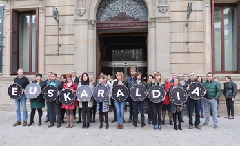 Concentración ante la Cámara navarra para mostrar su apoyo a Euskaraldia. (Idoia ZABALETA/FOKU)