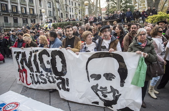 Manu Cabacas y Fina Liceranzu, tras la pancarta, durante la concentración para denunciar la sentencia por el ‘caso Cabacas’. (Marisol RAMIREZ/FOKU)