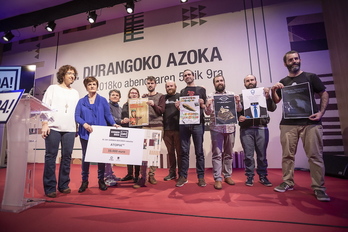 Sormen Bekaren irabazleka, Azokako arduradunekin, gaur goizean Landakon. (Endika PORTILLO/FOKU)