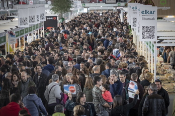 Landako gunera gaur ere jendea erruz hurbildu da. (Endika PORTILLO/FOKU)