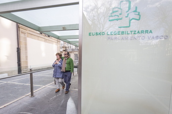 Fina Liceranzu y Manu Cabacas, a su llegada al Parlamento para escuchar a Beltrán de Heredia. (Endoka PORTILLO / FOKU)