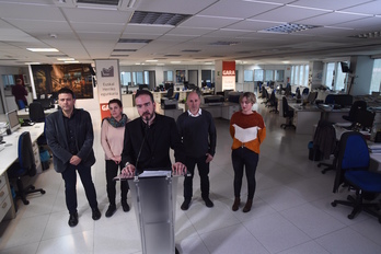Iñaki Soto, director de GARA, junto a representantes del diario y la empresa. (Jon URBE / FOKU)