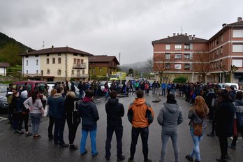 Antolakuntza lanetan buru belarri ari dira hamarka gazte. (ERNAI)