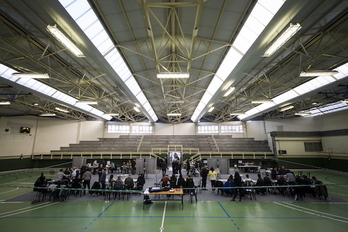 Urnas en un polideportivo de Gasteiz. (Jaizki FONTANEDA/FOKU)