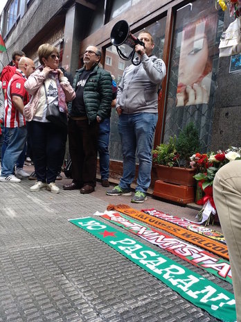 Los padres de Iñigo Cabacas, en el homenaje a su hijo. (NAIZ.EUS)