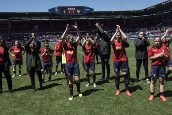 Las jugadoras saludan al público al final del encuentro (Jagona MANTEROLA / FOKU)