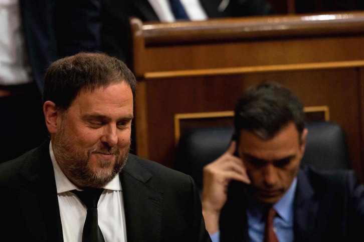 Oriol Junqueras Espainiako Kongresuan, atzean Pedro Sanchez telefonoz hizketan. (Pablo BLÁZQUEZ/AFP)