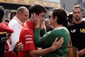 Leclerc da el pésame a la madre de Anthoine Hubert, fallecido el sábado. (Kenzo TRIBOUILLARDD/AFP) 