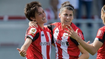 Erika y Lucía celebran el primer gol rojiblanco. (ATHLETIC CLUB)