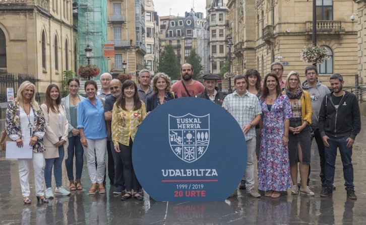 Udalbiltzako kideen eta kide historikoen familia argazkia, erakunde nazionalaren 20. urteurrenean. (Andoni CANELLADA/FOKU)