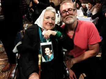 Juan Solanas con una Madre de Plaza de Mayo. (FESTIVAL DE CANNES)