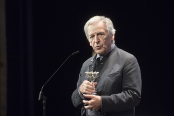 Costa-Gavras recibe el premio de manos de Rebordinos. (Gorka RUBIO / FOKU)