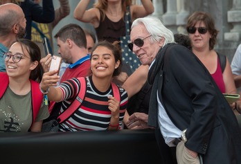 Donald Sutherland aktorea jarraitzaileekin argazkiak ateratzen. (Jon URBE / FOKU)