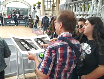 Los fans esperaban que Laetitia Casta les firmara una foto. (NAIZ)