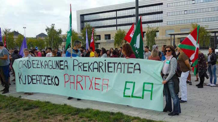 ELAk deituta Hezkuntza Delegaritzaren parean protesta 'ordezkagune' plataforma dela eta