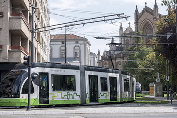 Imagen del tranvía a su paso por el centro de Gasteiz. (Juanan RUIZ/FOKU)