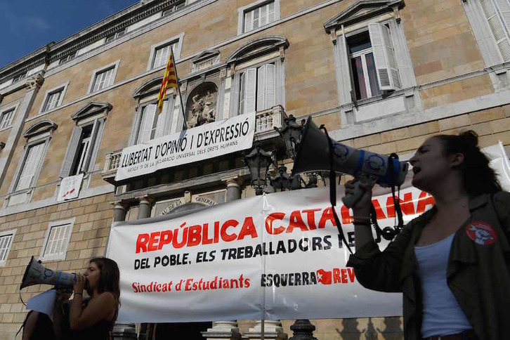 Protesta ante el Palau de la Generalitat catalana, en Barcelona. (Lluís GENÉ/AFP)