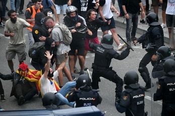 Carga de la Policía española, el lunes en El Prat. (Pau BARRENA | AFP)