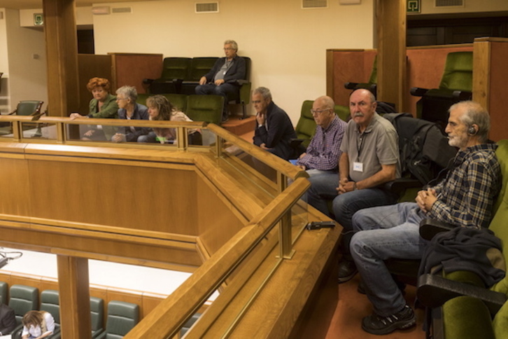 Integrantes de la Plantaforma Vasca Contra los Crímenes del Franquismo, en la tribuna del Parlamento. (Juanan RUIZ/FOKU)