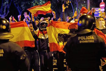 La concentración de fascistas, en la plaza Artós. (Pau BARRENA/AFP)
