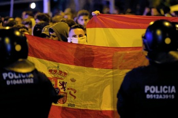 Manifestación fascista en la plaza de Artòs de Barcelona el jueves. (Pau BARRENA/AFP)
