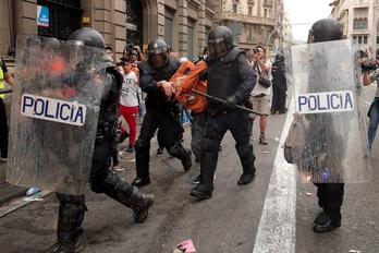 Una persona es detenida el viernes por la Policía española en Barcelona. (Pau BARRENA | AFP)