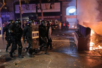 Los Mossos, en las calles de Barcelona. (Pau BARRENA / AFP)