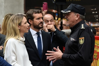 Casado habla con un policía en su visita anterior a Barcelona. (Josep LAGO | AFP)