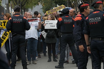 Llamamientos a liberar a los presos y dialogar, el lunes ante Sánchez. (Lluís GENÉ | AFP)