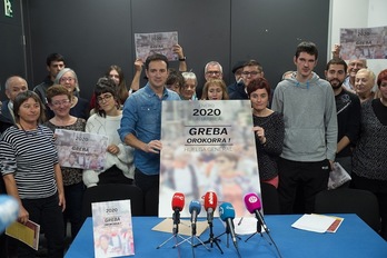 La Carta de los Derechos Sociales de Euskal Herria, pensionistas, jóvenes y feministas han presentado la dinámica movilizadora que culminará en enero con una huelga general. (Iñigo URIZ/FOKU)