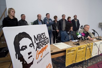 Integrantes de la plataforma y familiares de Mikel Arregi antes de la comparecencia de hoy en Iruñea. (Iñigo URIZ/FOKU))