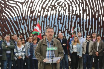 Aitor Esteban, ante el monumento 'La Huella', en recuerdo a los gudaris caídos, en el monte bilbaíno de Artxanda. (@eajpnv)